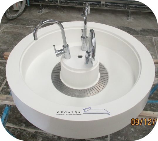Lavabo termoformado con superficie sólida .